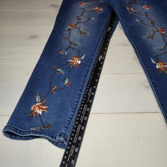 Chico's Embroidered Jeans Beaded Floral So Slimming Denim BOHO. - Picture 8 of 8